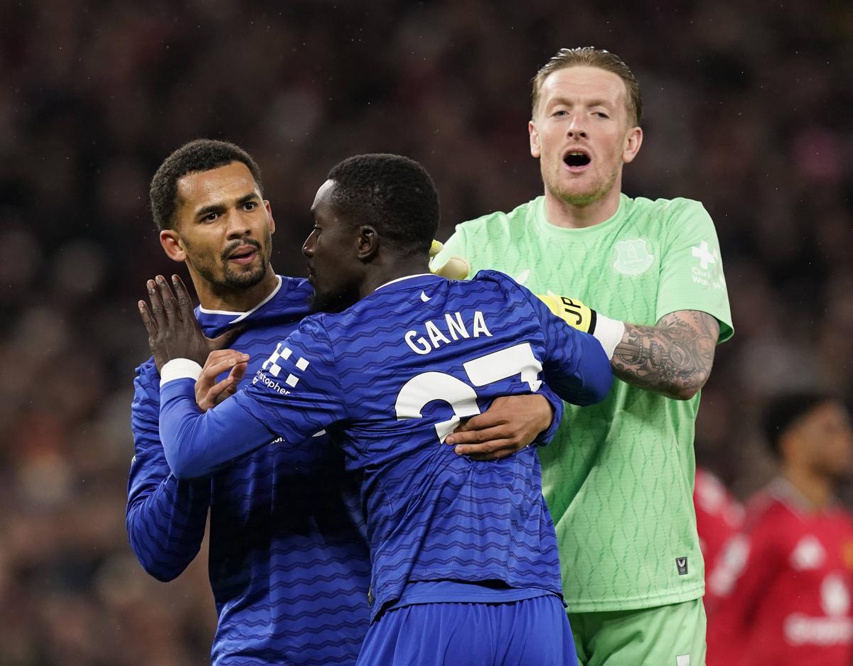 Scene șocante în eșecul lui Manchester United cu Everton » Cartonaș roșu pentru o palmă dată propriului coechipier!