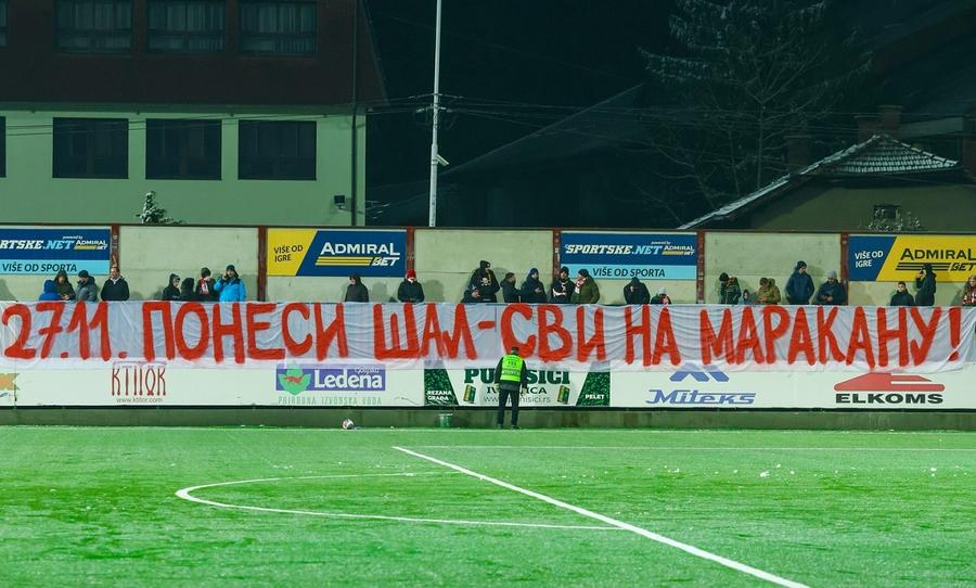 Bannerul afișat de suporterii Stelei Roșii înaintea meciului cu FCSB. Foto: FK Crvena Zvezda În plin scandal la Steaua Roșie, pe FCSB o așteaptă infernul » Ce pregătesc sârbii pe „Marakana”