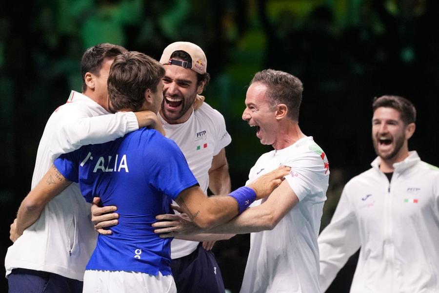 Flavio Cobolli sărbătorind alături de coechipieri victoria în Cupa Davis Foto: Imago Images Cum a devenit Flavio Cobolli eroul Italiei în Cupa Davis: „Turneul de la București m-a ajutat foarte mult”