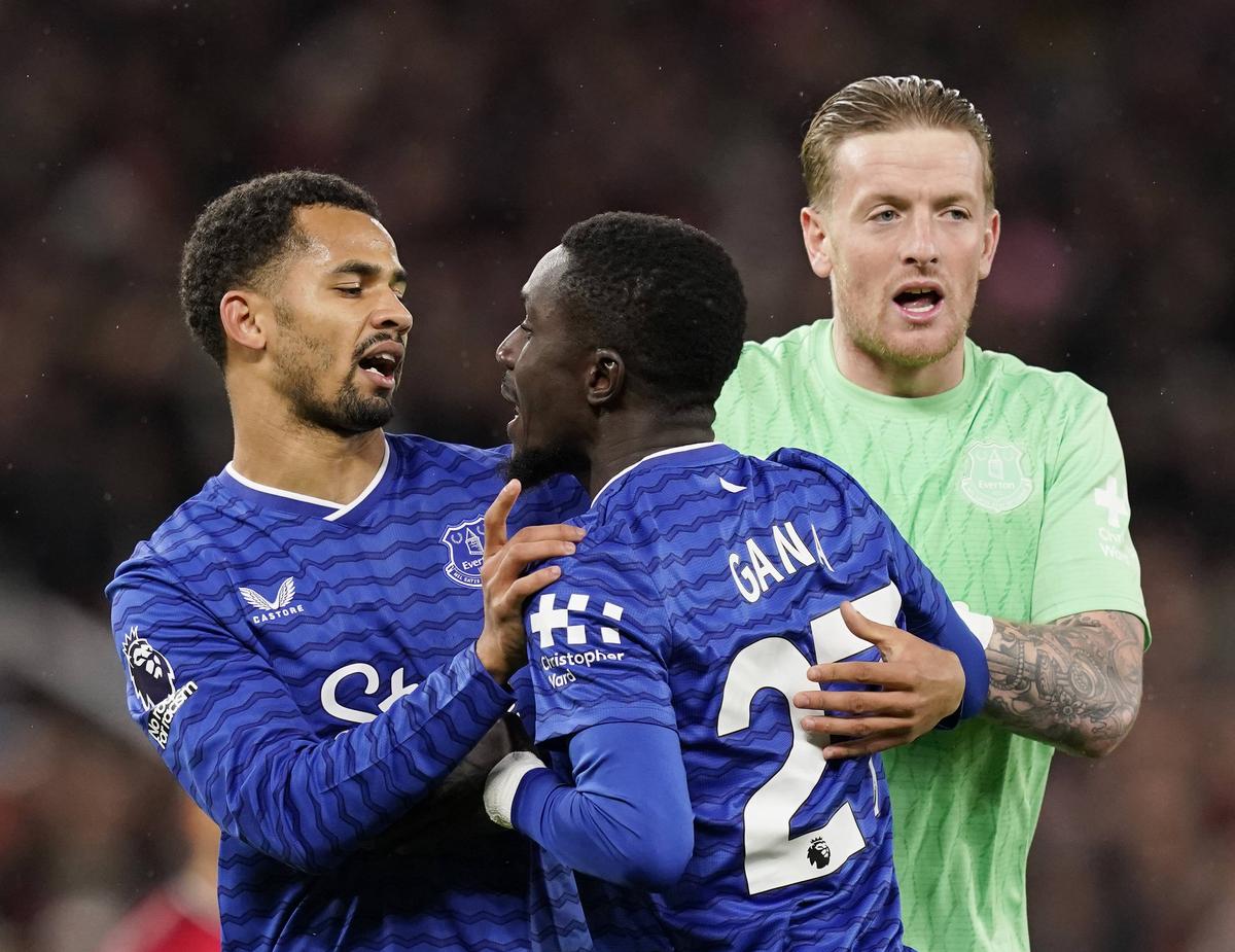 Scene șocante în eșecul lui Manchester United cu Everton » Cartonaș roșu pentru o palmă dată propriului coechipier!