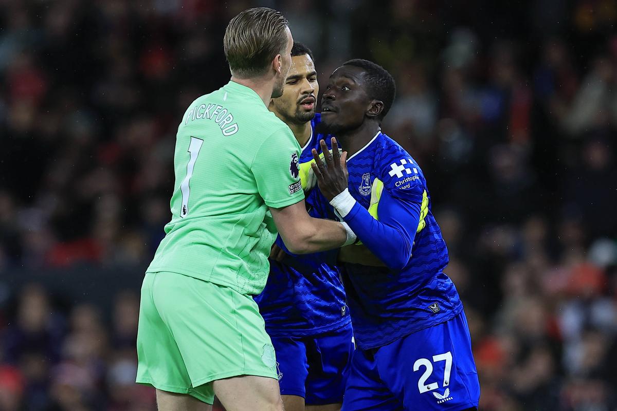 Scene șocante în eșecul lui Manchester United cu Everton » Cartonaș roșu pentru o palmă dată propriului coechipier!
