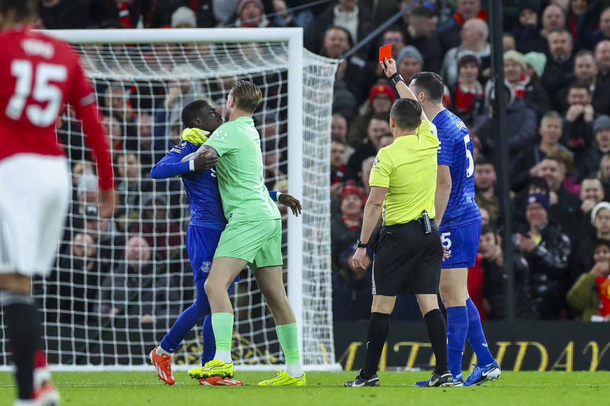 Scene șocante în eșecul lui Manchester United cu Everton » Cartonaș roșu pentru o palmă dată propriului coechipier!