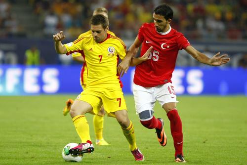 Adi Popa în duel cu Mehmet Topal, fostul antrenor al Petrolului, în România - Turcia din 2013. Foto: Imago Images