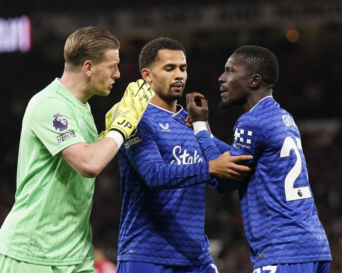 Doi fotbaliști de la Everton, aproape de bătaie în meciul cu Manchester United