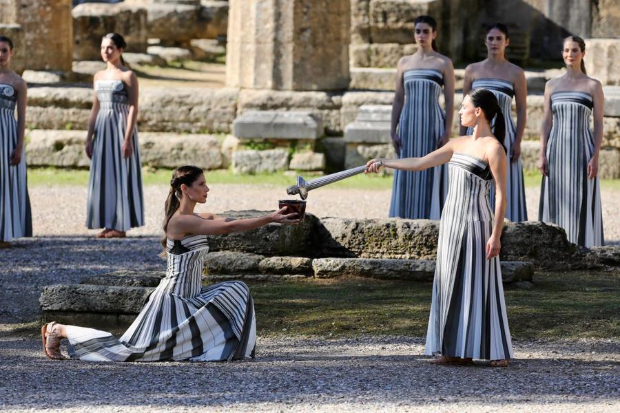 Aprinderea unei flăcări de rezervă de la torță în vechea Olympie, pentru Jocurile de iarnă 2026 Foto: Imago Images Flacără de rezervă la ceremonia de aprindere pentru Jocurile Olimpice de iarnă de la Milano-Cortina
