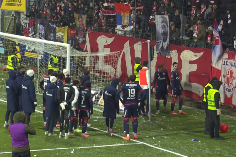 Jucătorii Stelei Roșiii, chemați în fața galeriei. Foto: captură Arena Sport În plin scandal la Steaua Roșie, pe FCSB o așteaptă infernul » Ce pregătesc sârbii pe „Marakana”