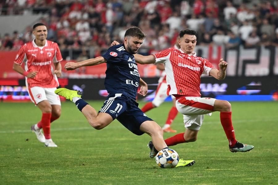 Zoran Mitrov și Raul Oprut în Dinamo - FC Botoșani / Imago Images Dinamo, sfătuită să ia un jucător din Superliga: „De mare clasă. Kopic i-ar da direcție”