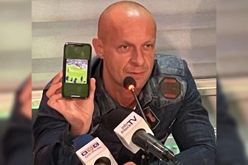 Szymon Marciniak prezintă momentele dinaintea unui gol înscris de Mbappe // sursă foto: Twitter @ ZachLowy