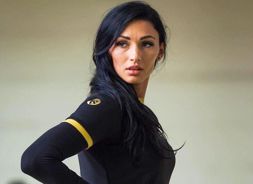 Mihaela Evi (34 de ani), de la junioarele Gloriei Bistrița, considerată cea mai sexy antrenoare din România, a povestit într-un interviu acordat pentru GSP.ro, printre altele, ce tip de eleve are pe mână.