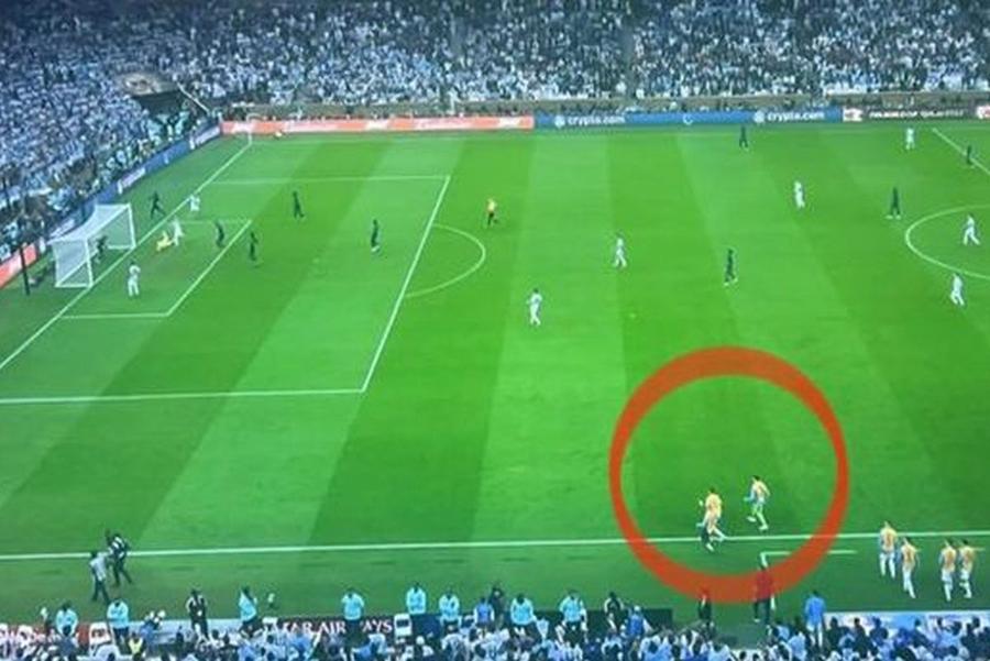 Două rezerve ale Argentinei erau pe teren în momentul în care Messi a înscris golul 3 al „pumelor” Încercând să le dea peste nas francezilor, arbitrul finalei de Mondial s-a „faultat” singur: „Nu au menționat și asta...”