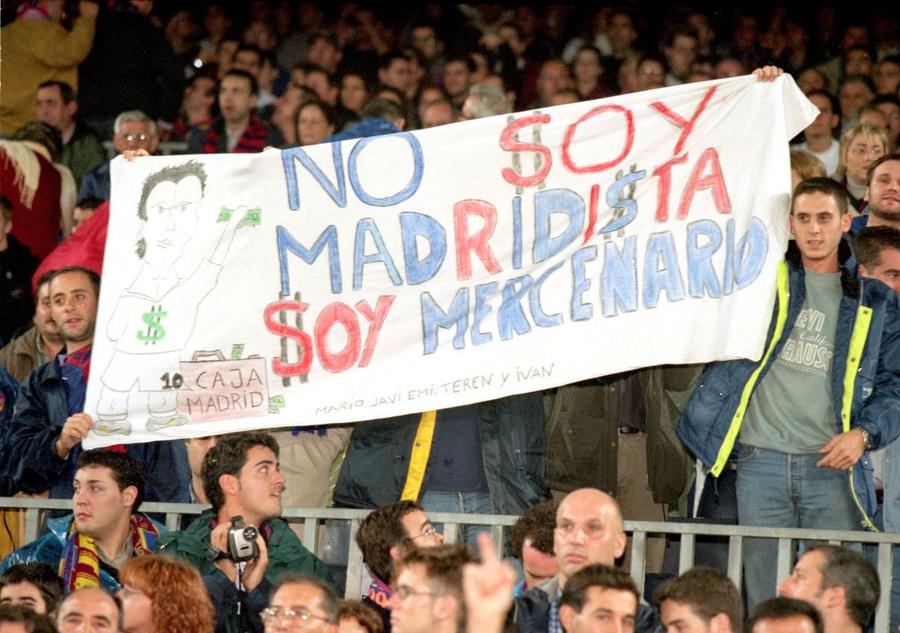 Mesaj adresat de fanii Barcelonei lui Figo: „Nu sunt madridista, sunt mercenar”, cu simbolul dolarului în loc de litera „s” Cap de porc aruncat pe gazon, contract semnat pe ascuns și acuzații de șantaj » După 22 de ani, s-au aflat culisele celui mai controversat transfer din istoria fotbalului