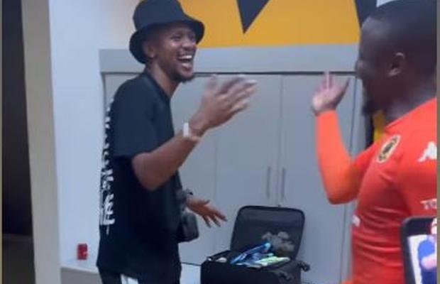 Ngezana, primit ca un star la revenirea în Africa de Sud » Imagini tari „scăpate” pe internet: „Frate!”