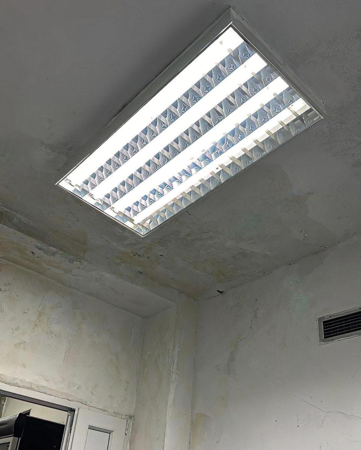 Imagini deplorabile cu stadionul unei echipe de tradiție, aflată pe val » Vestiarul stă să cadă, iar antrenorul n-a mai suportat