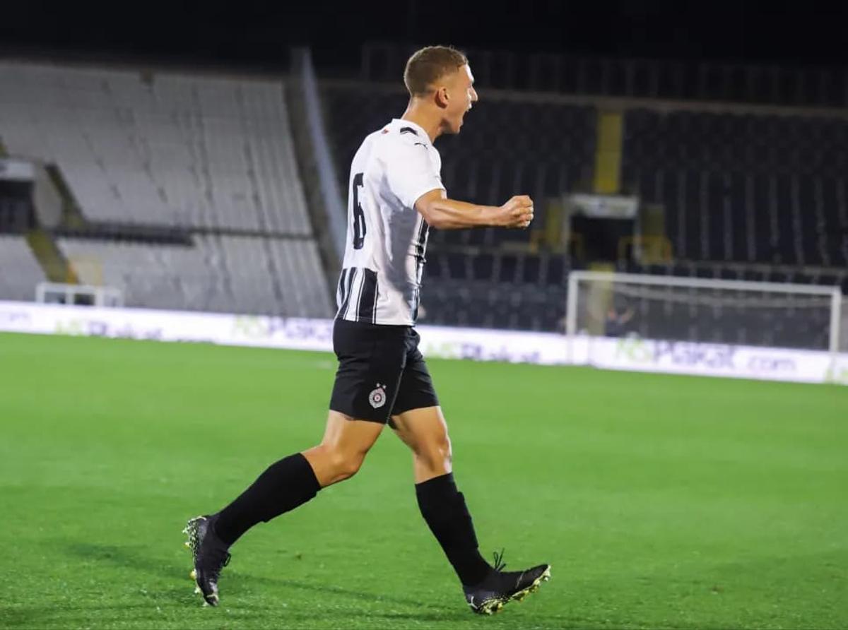 Imagini deplorabile cu stadionul unei echipe de tradiție, aflată pe val » Vestiarul stă să cadă, iar antrenorul n-a mai suportat