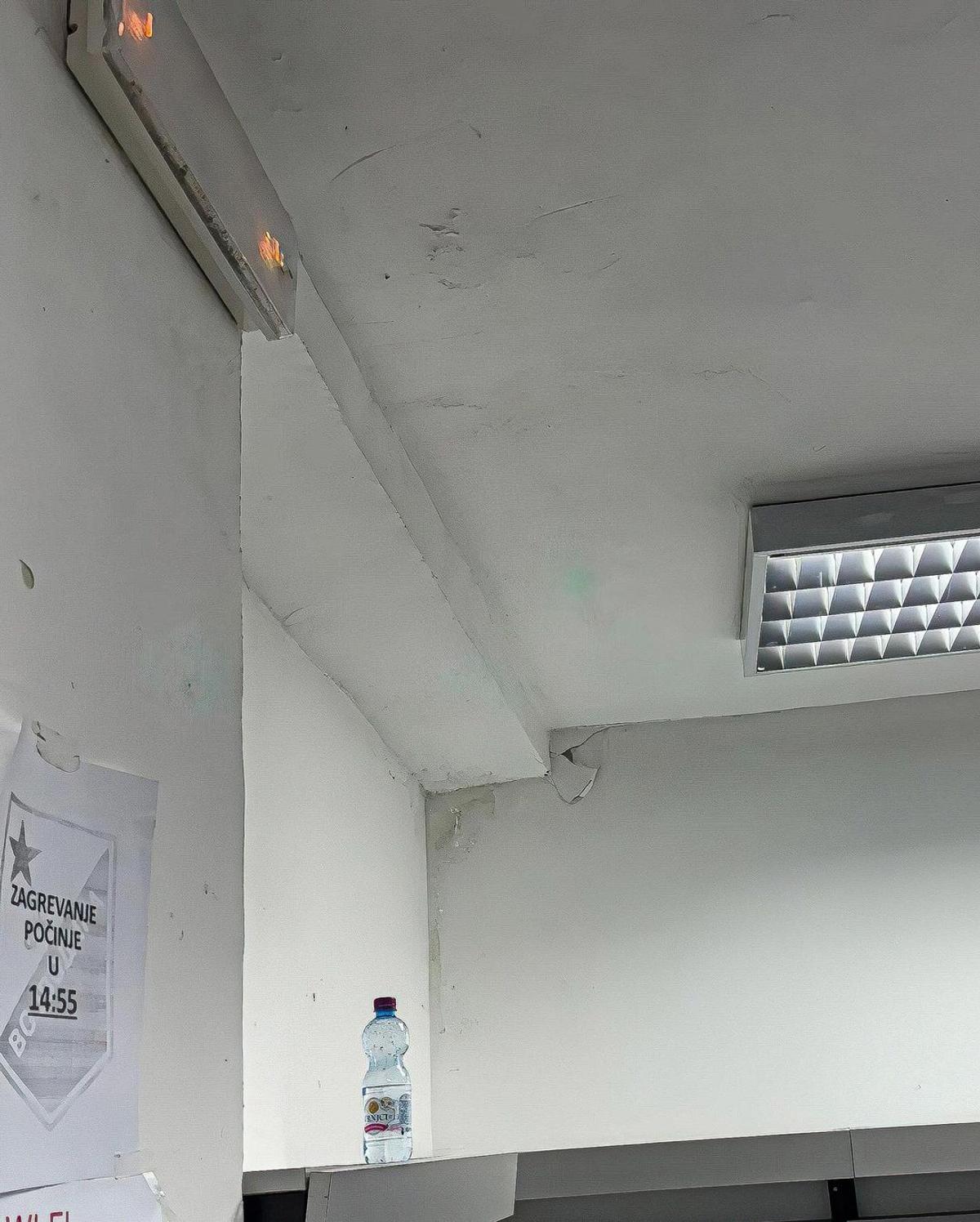 Imagini deplorabile cu stadionul unei echipe de tradiție, aflată pe val » Vestiarul stă să cadă, iar antrenorul n-a mai suportat