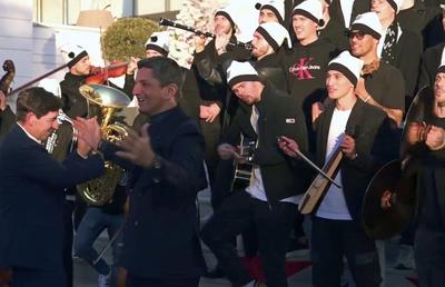 Imagini memorabile cu „dirijorul” Răzvan Lucescu: „Adu-i pe toți aici!” » Antrenorul lui PAOK e actor principal într-o filmare inedită