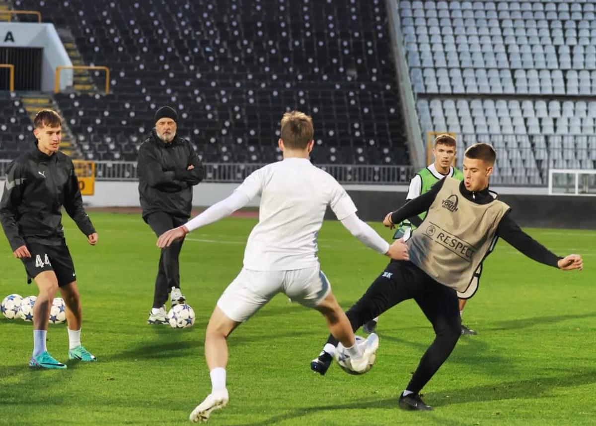 Imagini deplorabile cu stadionul unei echipe de tradiție, aflată pe val » Vestiarul stă să cadă, iar antrenorul n-a mai suportat