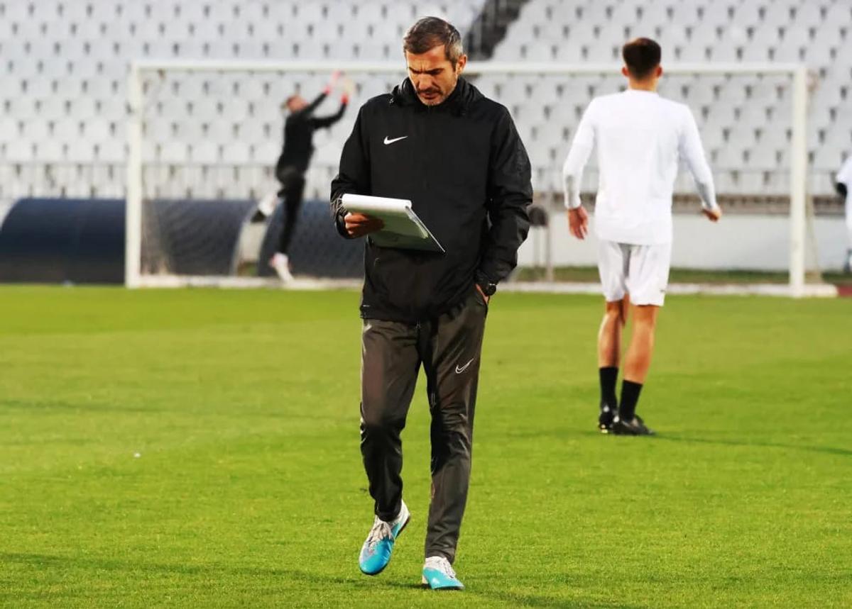 Imagini deplorabile cu stadionul unei echipe de tradiție, aflată pe val » Vestiarul stă să cadă, iar antrenorul n-a mai suportat