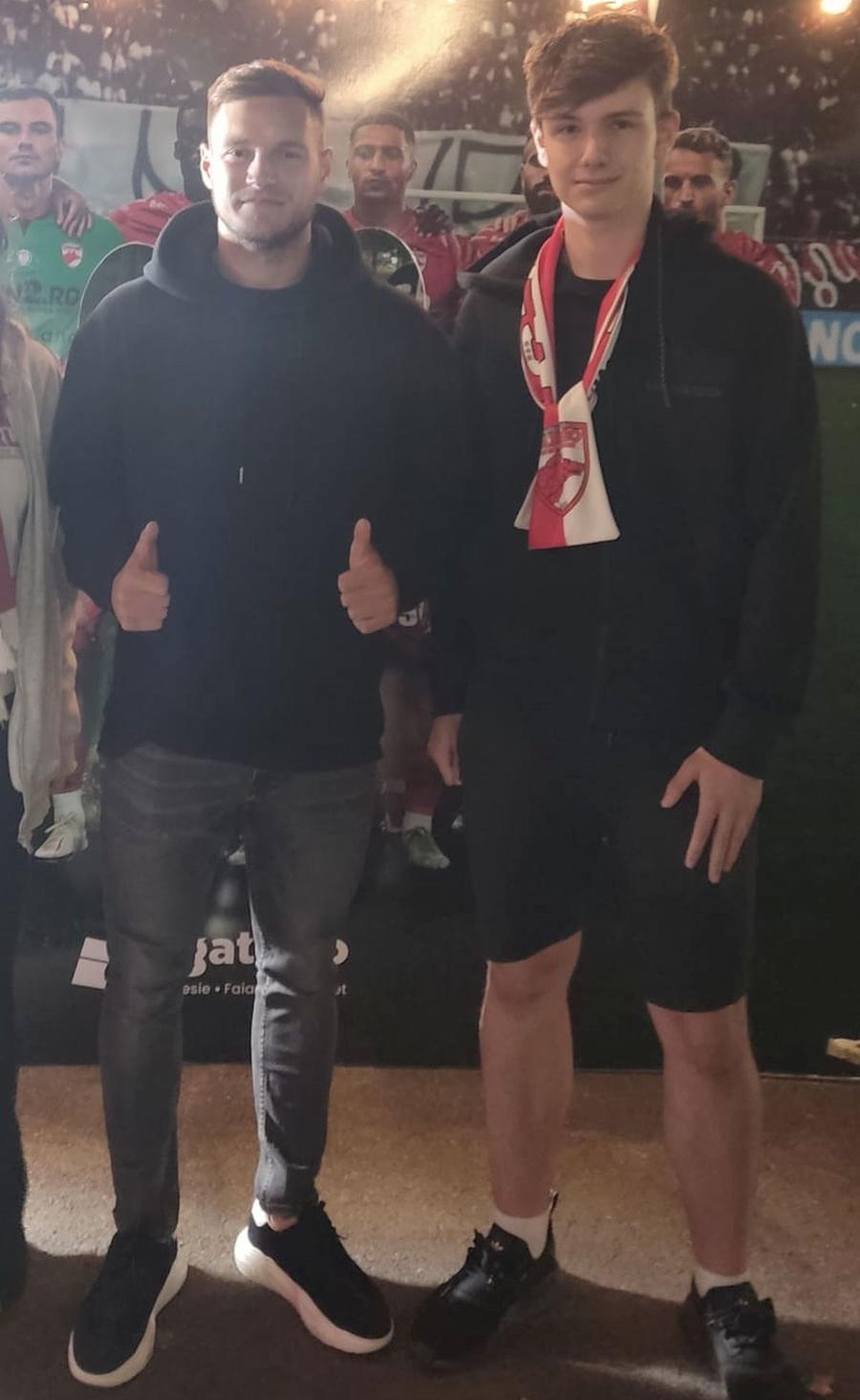 Luca, alături de unul dintre cei mai importanți fotbaliști ai lui Dinamo din prezent, Dennis Politic Olimpicul de 17 ani din galeria lui Dinamo: „Poate voi face destui bani din informatică și o să cumpăr clubul” » Are „vestiarul” lui Dinamo în dormitor