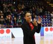 Cristina Neagu salutând publicul din Sala Sporturilor „Traian” FOTO Cristi Preda