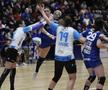 Cristina Neagu în apărare la meciul dintre SCM Râmnicu Vâlcea și CSM București FOTO Cristi Preda