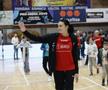 Cristina Neagu salutând publicul din Sala Sporturilor „Traian” FOTO Cristi Preda