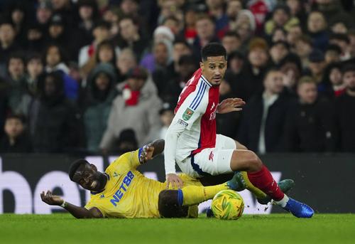 Marc Guehi, aflat în duel cu Saliba. foto: Imago Images