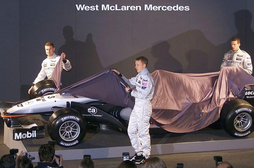 Monopostul condus de Raikkonen și Coulthard. Foto: Imago