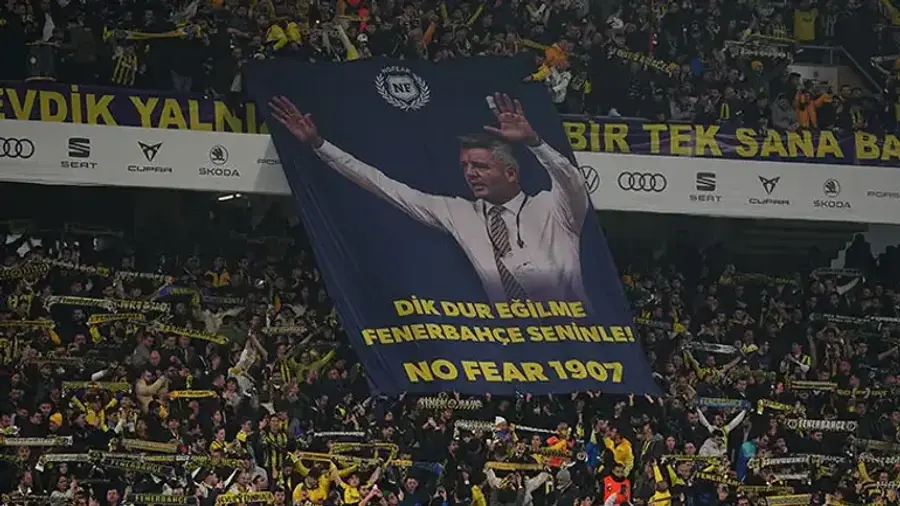 Banner-ul cu Sadettin Saran făcut de fanii lui Fenerbahce Scandalul finalului de an! Președintele unui colos din Europa, arestat pentru trafic și consum de cocaină!