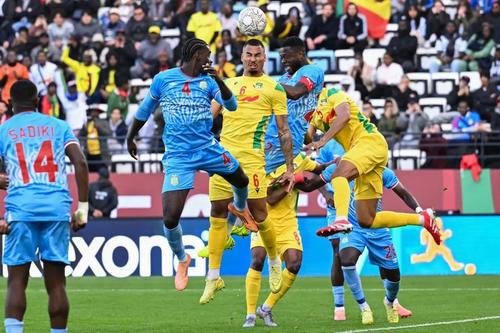 Chancel Mbemba (cu banderola) v-a juca mingea cu mâna în DR Congo - Benin (1-0)