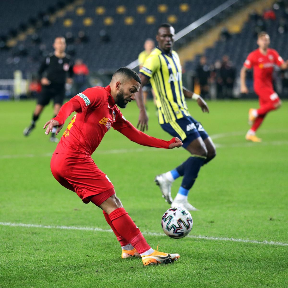 FOTO. Fenerbahce - Kayserispor 3-0 » Echipa lui Dan Petrescu, spulberată la Istanbul! Săpunaru a fost integralist