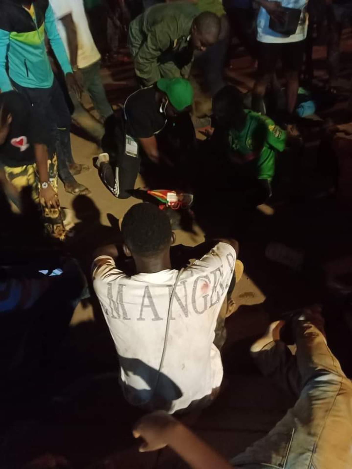 Atenție, imagini dure! Cel puțin 8 morți și peste 50 de răniți la Cupa Africii: „Cădeau unii peste alții”