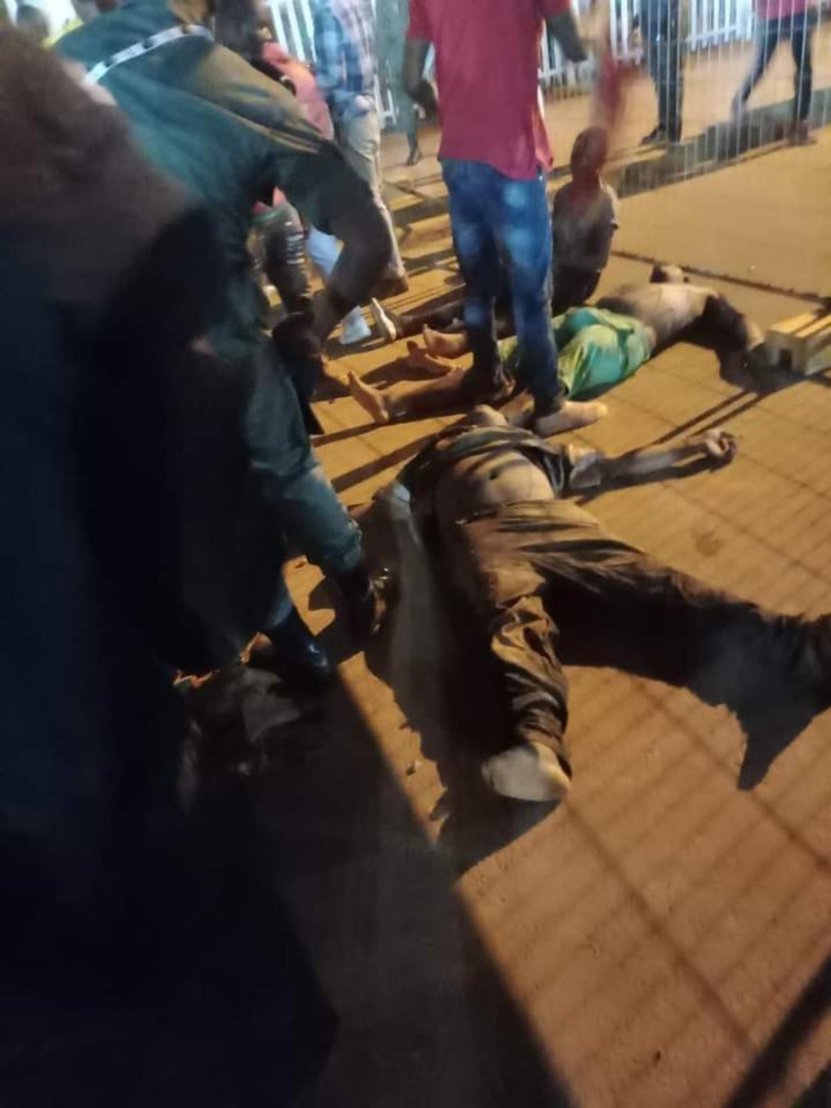Atenție, imagini dure! Cel puțin 8 morți și peste 50 de răniți la Cupa Africii: „Cădeau unii peste alții”