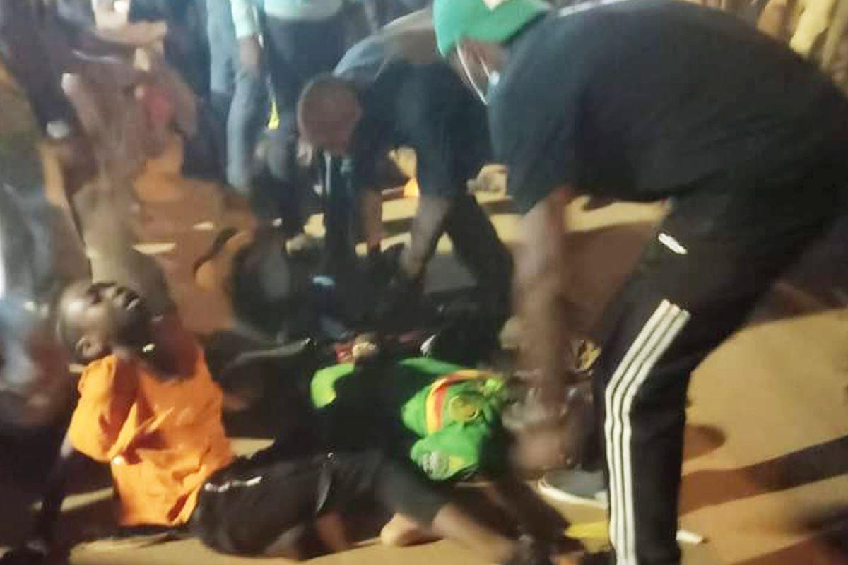 Atenție, imagini dure! Cel puțin 8 morți și peste 50 de răniți la Cupa Africii: „Cădeau unii peste alții”