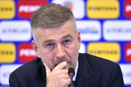 Edi Iordănescu a fost prezentat azi ca selecționer al echipei naționale, exact ziua în care a apărut vestea că Ianis Hagi, mijlocașul lui Rangers, s-a operat și va rata restul sezonului, inclusiv primele meciuri ale naționalei din 2022.