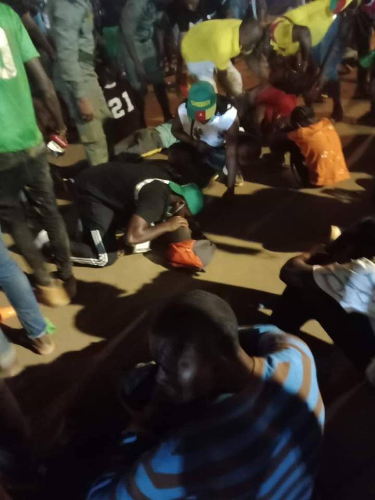 Atenție, imagini dure! Cel puțin 8 morți și peste 50 de răniți la Cupa Africii: „Cădeau unii peste alții”