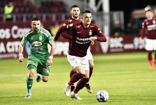 Jakub Vojtus, în urmărirea balonului // foto: Cristi Preda, GSP