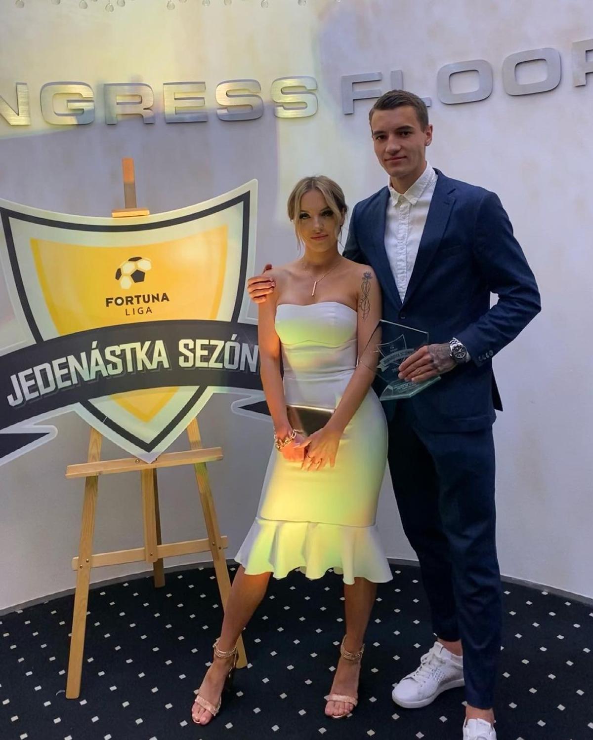 Starul din Premier League, cameraman la show-ul soției! Claudia e campioană națională la twerk