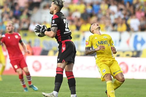 Mirko Ivanovski, în galben, este unul dintre jucătorii la care a renunțat Petrolul // sursă foto: Imago Images