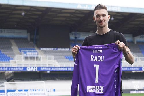 Ionuț Radu, cu tricoul lui Auxerre // sursă foto: Twitter @ Auxerre