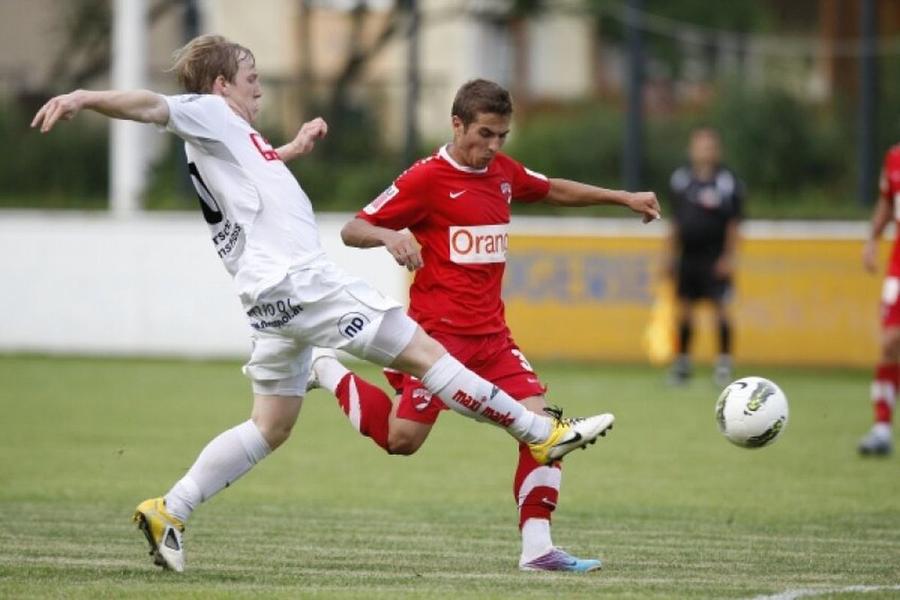 Georgian Tobă (dreapta), jucând pentru Dinamo în cantonamentul din Austria Foto: GSP Cum au încercat conducătorii de la Dinamo să păcălească un fotbalist: „Ești nebun? Am pus la punct tot și tu ai plecat?”