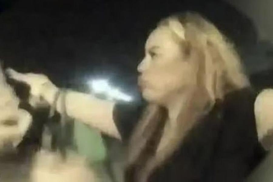 Scene incredibile în prim plan cu mama unui superstar de la Manchester City » S-a îmbătat și s-a luat la ceartă cu forțele de ordine: „Duceți-vă dracu'! Sunt un animal când beau!”