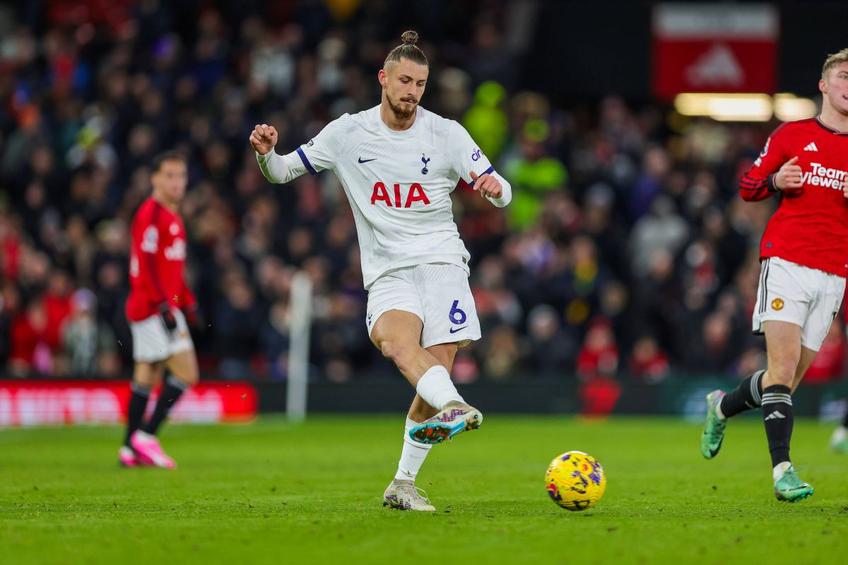 Radu Drăgușin, la debutul în Premier League împotriva lui Manchester United / FOTO: Imago Images