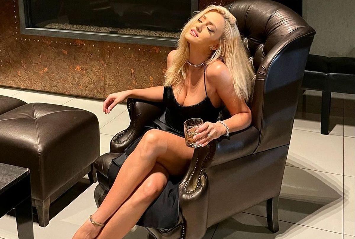 Iuliana Pepene, cea mai sexy prezentatoare de știri din România, se „luptă” cu greutățile în sala de forță
