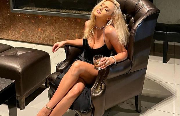 Iuliana Pepene, cea mai sexy prezentatoare de știri din România, se „luptă” cu greutățile în sala de forță