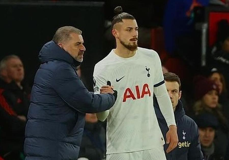 Radu Drăgușin, alături de managerul Ange Postecoglou, înainte de a debuta la Tottenham pe Old Trafford Foto: Instagram Minutele lui Radu Drăgușin