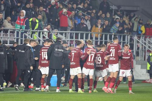 Claudiu Petrila (24 de ani, aripă stânga) a suferit o accidentare la antrenamentul de ieri și nu va putea juca în Rapid - Universitatea Craiova, meci programat astăzi, de la 20:00, în runda #23 din Superliga.