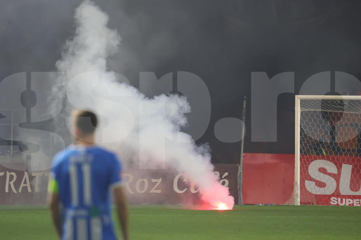 Suporterii de la Rapid au aruncat din nou cu petarde și fumigene în teren