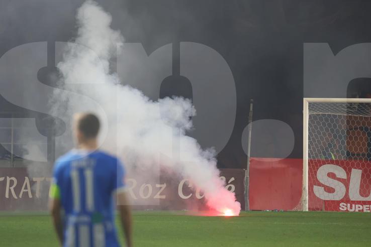 Suporterii de la Rapid au aruncat din nou cu petarde și fumigene în teren/ Foto: Ionuț Iordache GSP