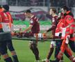 Clipe de panică în Giulești: titularul Rapidului a părăsit terenul pe targă, cu guler cervical